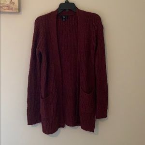 Maroon cardigan with 2 pockets on front